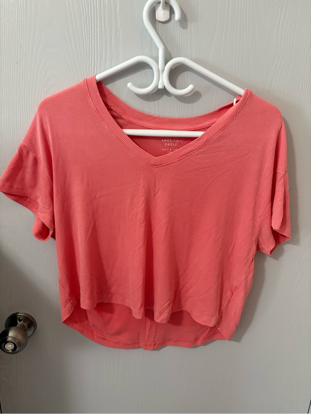 3 for $15 American Eagle Outfitters Coral Ribbed V-Neck Cropped Tee size small